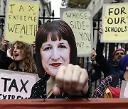 BRITAIN POLITICS BUDGET PROTEST