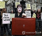 epaselect BRITAIN POLITICS BUDGET PROTEST