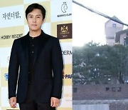 김동완, 평창동 집 매물로 나왔다…'55억 저택' 박나래도 감탄 "초대형 거실에 프라이빗 마당" ('홈즈')