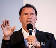 "미국이 쓰레기통? 그게 할 말이냐"…'터미네이터' 결국