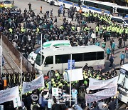 [포토]납북자단체 대북전단 살포 저지…"포기 않고 공개 살포 나선다"