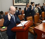 [국감]선서하는 안창호 국가인권위원장