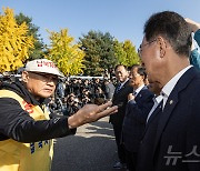 설전 벌이는 최성룡 대표·민주당 의원들