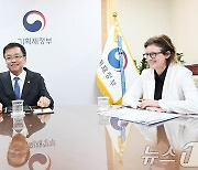 면담하는 최상목 부총리와 최FTSE 러셀 CEO