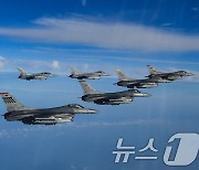 F-15K 띄워 발사대 폭파 훈련…한미, 北 ICBM 쏜 날 "강력 경고"