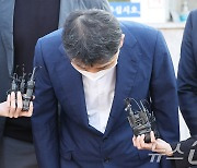 고개숙여 인사하는 김범수 카카오 경영쇄신위원장