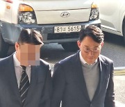 'LG家 맏사위 윤관 고소' 삼부토건 손자 경찰 출석…"진실 밝혀질 것"