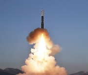 軍, 북한 ICBM 발사에 "美 전략자산 전개 등 강력 대응"