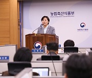 송미령 장관 "5대 마트서 배추 3천원대 떨어져...물량 충분해"