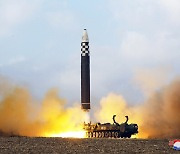 [속보] 북한, ICBM 추정 장거리탄도미사일 발사