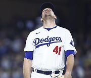 MLB 15년 베테랑, WS 우승 1시간 만에 '은퇴'…4차전 만루 피홈런 '굿바이'