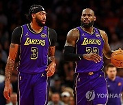 [NBA] ‘빛바란 르브론·AD 고군분투’ LAL, CLE에 24점차 완패···3연승 뒤 2연패