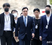 '민주당 전대 돈봉투 의혹' 윤관석 오늘 대법 선고…1·2심 징역 2년