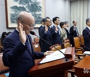 증인선서하는 안창호 국가인권위원장