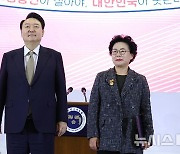 윤석열 대통령, 라복임 라복임플로체 대표에 대통령 표창 수여