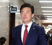 비공개 중진회의 참석하는 윤영석 의원