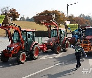 대북전단 살포 막기위해 동원된 트랙터