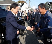 당산리 마을이장과 인사하는 이재명 대표