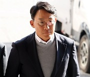 경찰 출석하는 LG 맏사위 윤관 고소인 조창연 전 고문