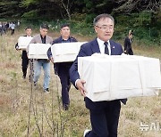 운구되는 제주4·3 희생자 추정 유해