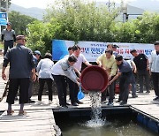 [진천소식]초평·백곡저수지에 붕어 치어 148만마리 방류