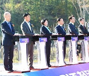 '원주천댐 준공' 축포 버튼 누르는 내빈들