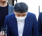 보석 석방되며 인사하는 김범수 위원장