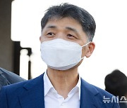 취재진에게 입장 밝히는 김범수 위원장