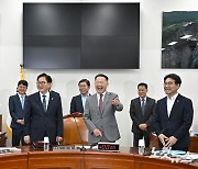 국회 정보위, 위원들과 대화하는 우원식 국회의장