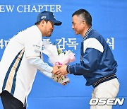 공필성 2군 감독 축하 꽃다발 받는 NC 이호준 감독 [사진]