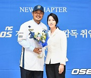 축하 꽃다발 받는 NC 이호준 감독, 여보 고마워 [사진]