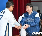 서재응 코치 축하 인사받는 NC 이호준 감독 [사진]