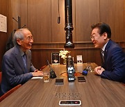 ‘보수 책사’ 윤여준 만난 이재명… 외연 넓히고 국정 주도권 잡기