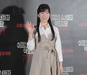 [TD포토] 강신희 '수줍은 손인사'