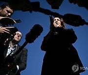 해리스 "누구에게 투표했는지에 따라 비판하는 것 강력 반대"