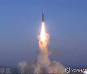 [속보] 합참 "北, ICBM 고각 발사 추정"