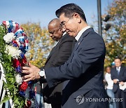 헌화하는 김용현 장관과 미국 국방장관