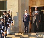 의장대 환영 행사 참석하는 김용현 장관