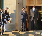 의장대 환영 행사 참석하는 김용현 장관