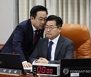 박찬대 위원장에게 귀엣말 하는 박성준 간사