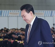 축사 위해 단상 향하는 윤석열 대통령