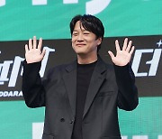 차태현, 반가운 손인사