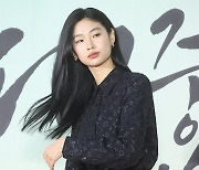 포즈 취하는 정호연