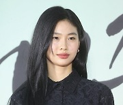 포즈 취하는 정호연