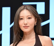 화사 '흘러내린 의상 아슬아슬 느낌'