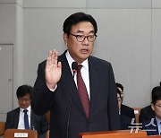 [국감] 선서하는 정진석 대통령비서실장