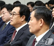 [국감] 대통령 통화 녹취록 관련 답변하는 정진석