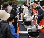 한우 곰탕 시식하세요