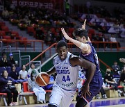 한국가스공사, KCC 잡고 4연승 깜짝 공동1위...SK도 LG 72-66 격파 선두 합류