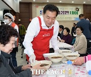 이재준 수원시장 어르신 등 자장면 봉사…‘수원 중사모' 500회 기념행사 참석